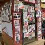 Un muro con fotos mantiene viva la esperanza en Nepal
