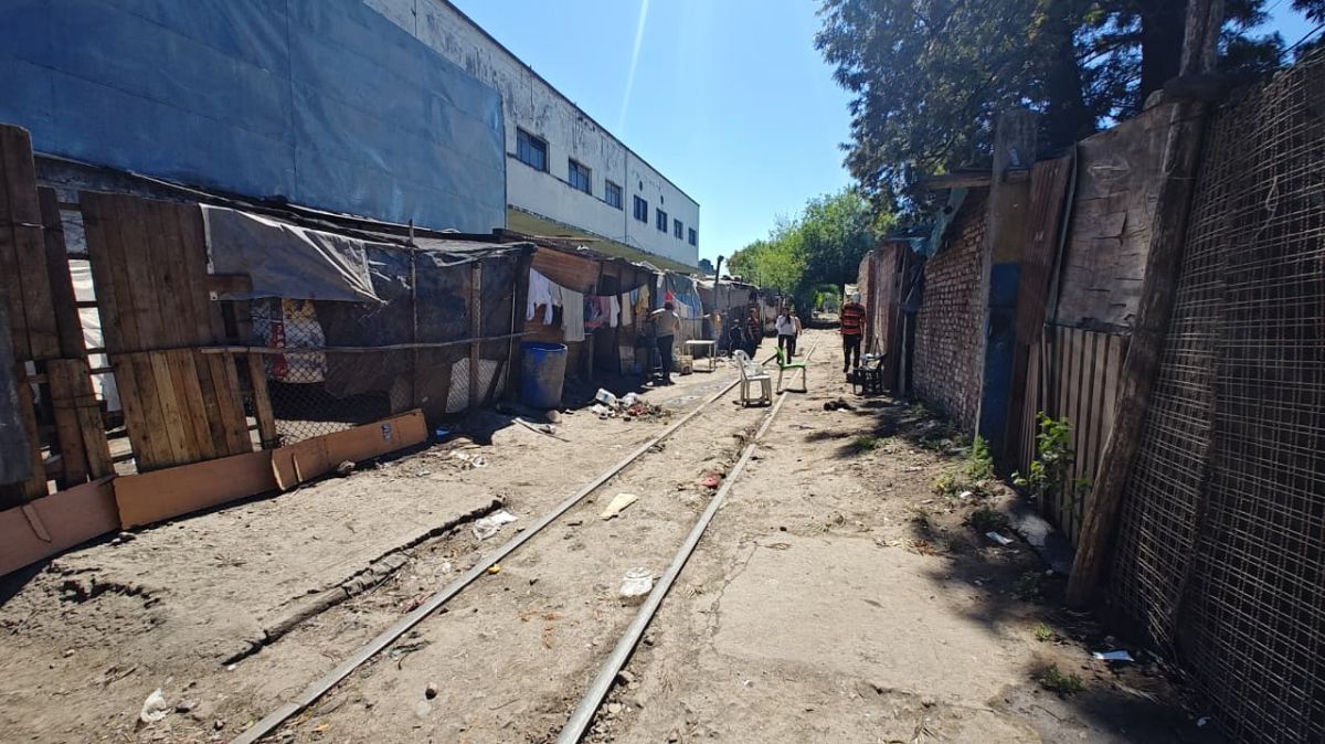 Entre las vías, la falta de agua y la inseguridad: cómo se vive en el asentamiento “más céntrico” de San Miguel de Tucumán