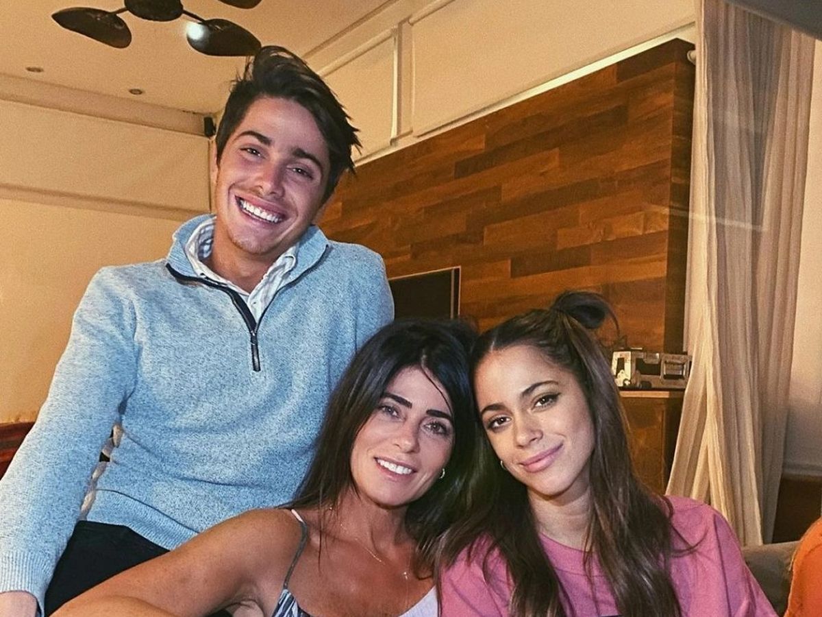 Mariana Muzlera junto a sus hijos: Tini y Francisco Stoessel