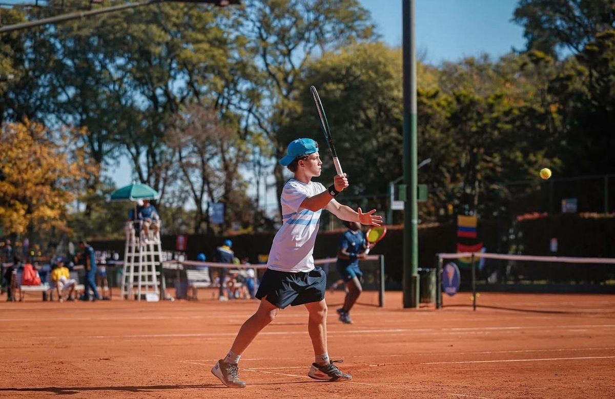SELECCIÓN. Manuel Paniagua golpea la pelota durante una de sus participaciones con el seleccionado argentino Sub-14.