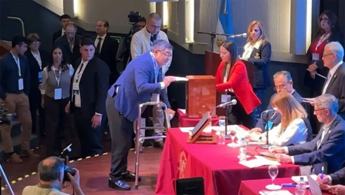 Votó el candidato a rector Sergio Mohamed