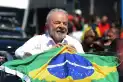 Elecciones en Brasil: Lula, cerca de Bolsonaro y de un escritor que va tercero
