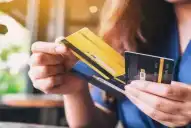En medio de la morosidad récord, el uso de tarjetas de crédito cayó más del 10% interanual en agosto