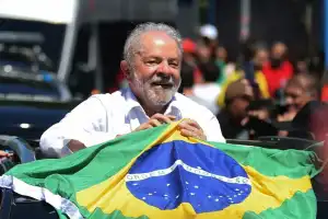 Elecciones en Brasil: Lula, cerca de Bolsonaro y de un escritor que va tercero
