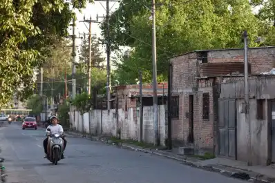 Vivir junto a las vías en un asentamiento céntrico: “Nos sentimos discriminados”