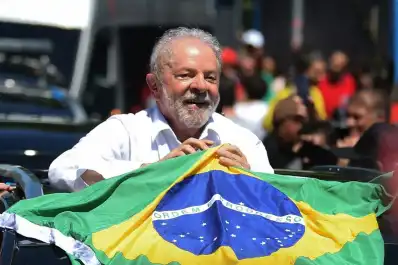 Elecciones en Brasil: Lula, cerca de Bolsonaro y de un escritor que va tercero