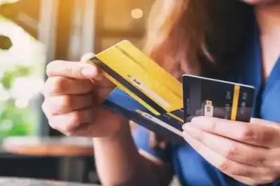 En medio de la morosidad récord, el uso de tarjetas de crédito cayó más del 10% interanual en agosto