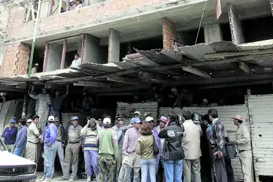 Recuerdos fotográficos: 2002. El edificio en obra clausurado tres veces en un mes