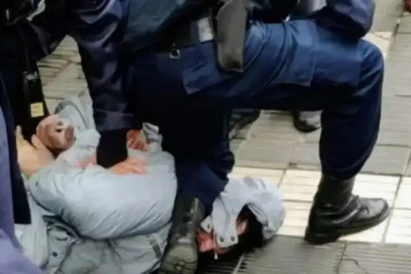 La Corte confirmó la absolución de un agente juzgado por la muerte de un detenido y fijó pautas para la Policía y los forenses