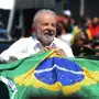 Elecciones en Brasil: Lula, cerca de Bolsonaro y de un escritor que va tercero