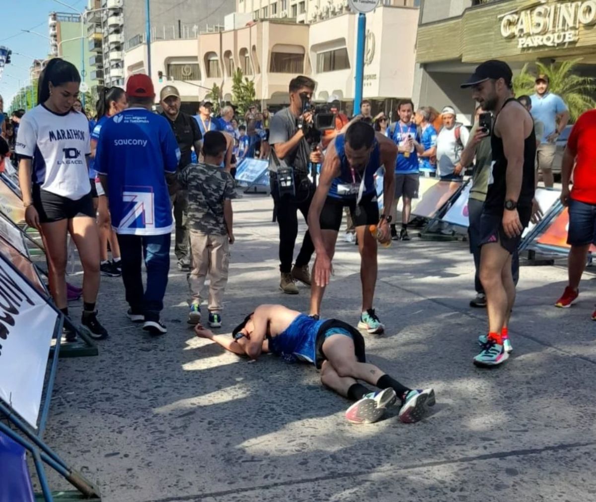 ESFUERZO. Ariel Moreno quedó tendido en el piso después de completar los 21K de LA GACETA, una muestra del esfuerzo que le demandó la carrera.
