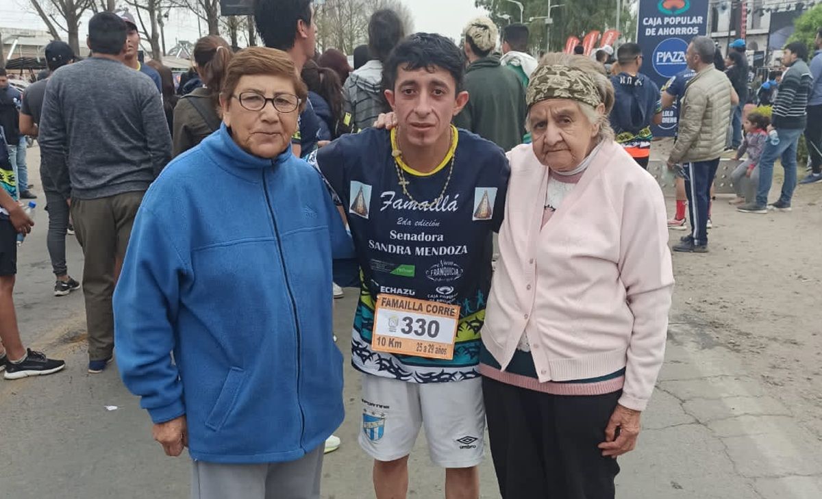 FAMILIA. Ariel Moreno junto a sus seres queridos, quienes acompañaron de cerca el proceso que transformó su vida.