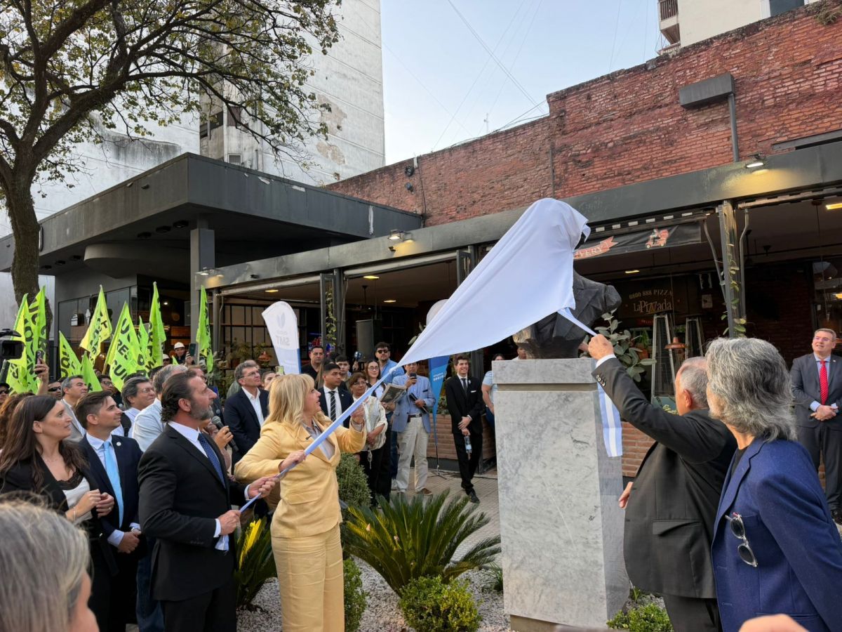 Revelación del busto a cargo del Gobernador Osvaldo Jaldo y la Intendenta Rossana Chahla