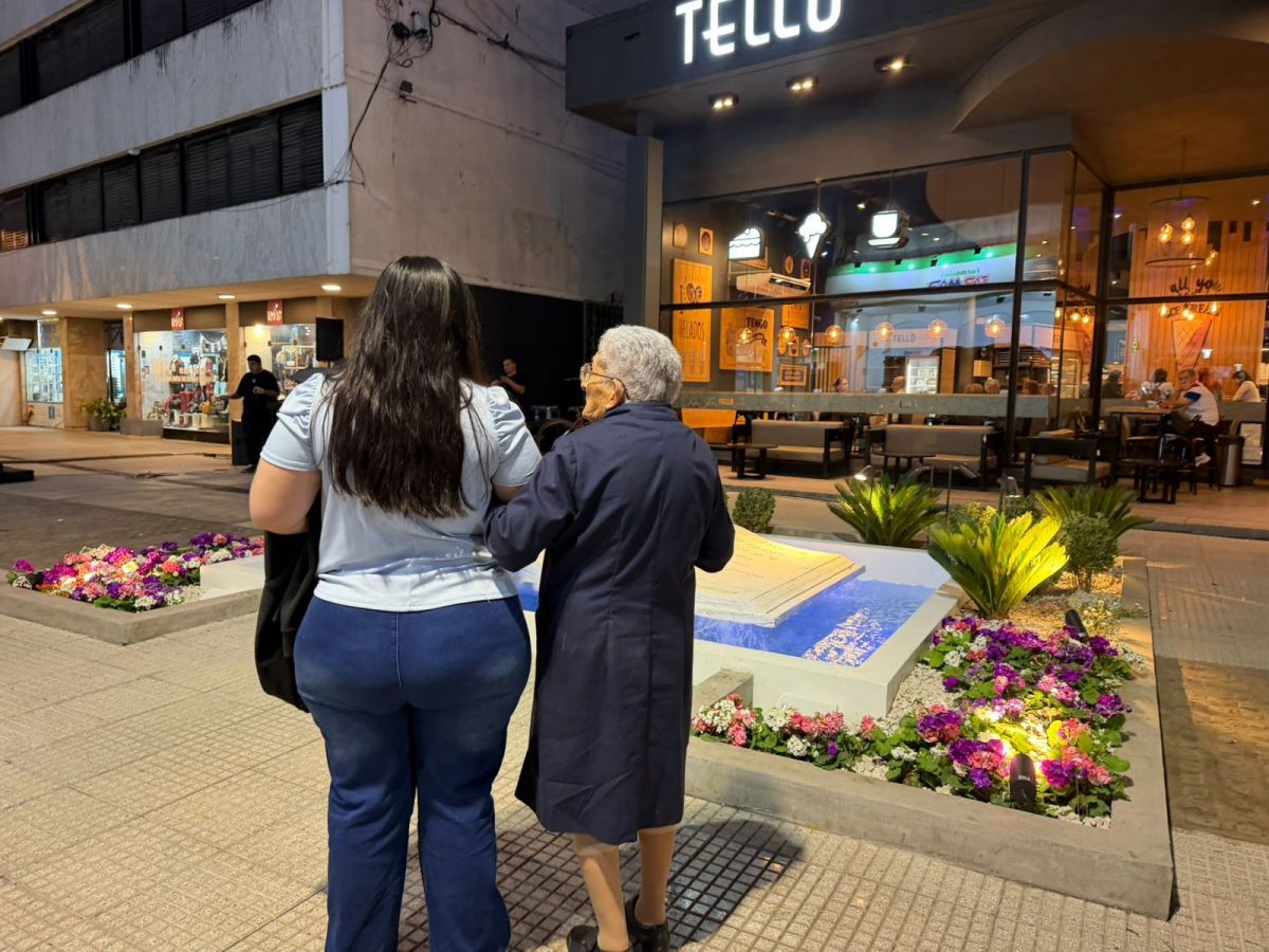 Vecinos de la ciudad observando el paseo