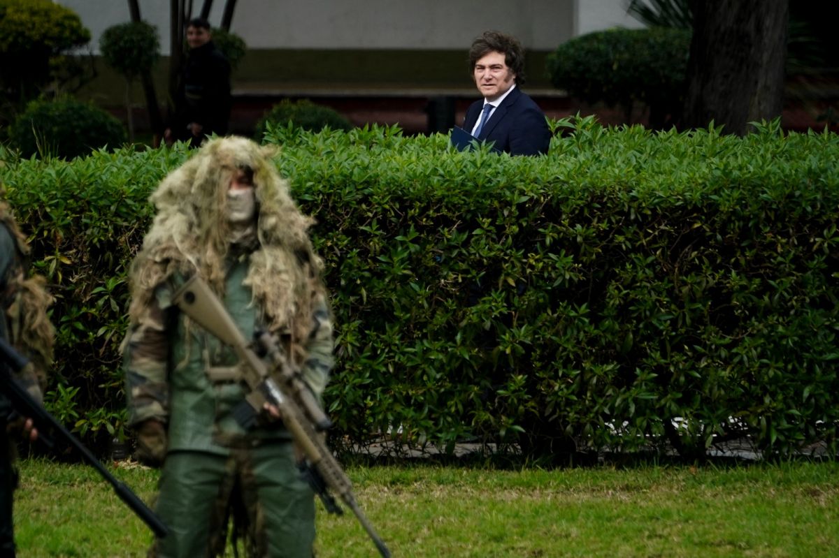 JAVIER MILEI. El presidente, que otorgó un aumento salarial a los militares esta semana, observa a un soldado vestido con un equipo de camuflaje.
