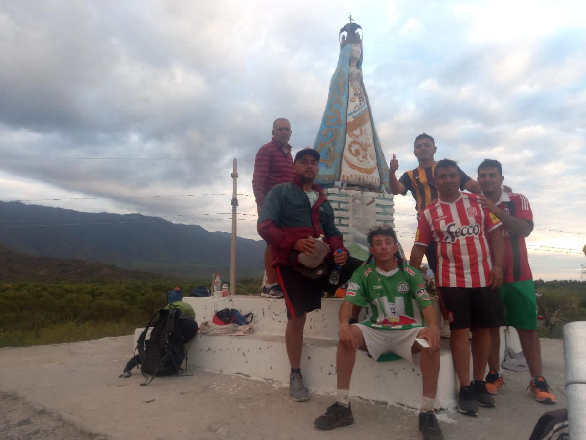 PASADO. Ariel junto a sus amigos durante una etapa de su vida que quedó atrás mientras comenzaba a cambiar sus hábitos y alejarse de ciertos ambientes.