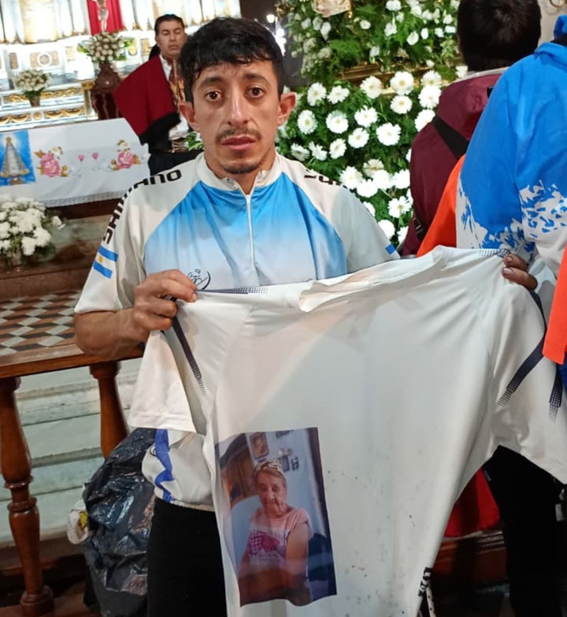RECUERDO. Ariel Moreno llevó la imagen de su abuela en la remera durante una peregrinación, como homenaje a quien fue una de las personas que más lo impulsó a cambiar.