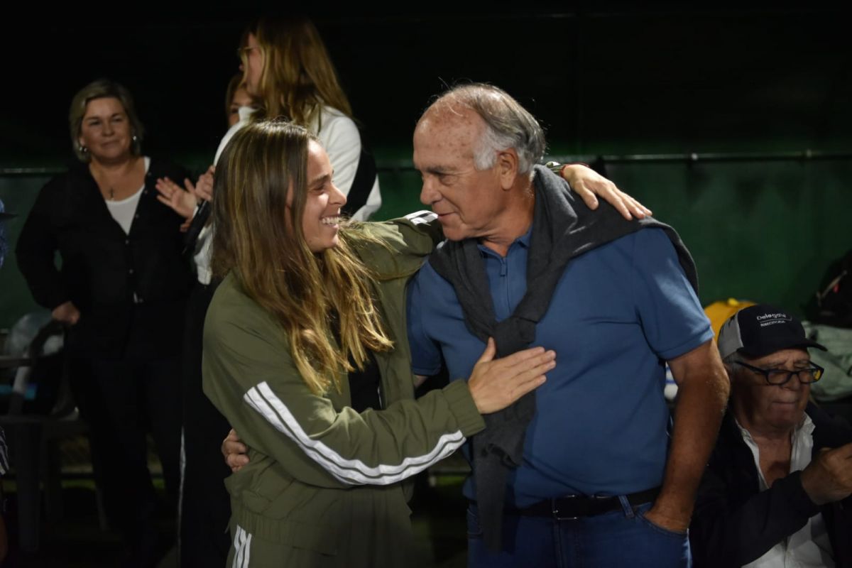 Victoria Sauze junto a su padre Ricardo.