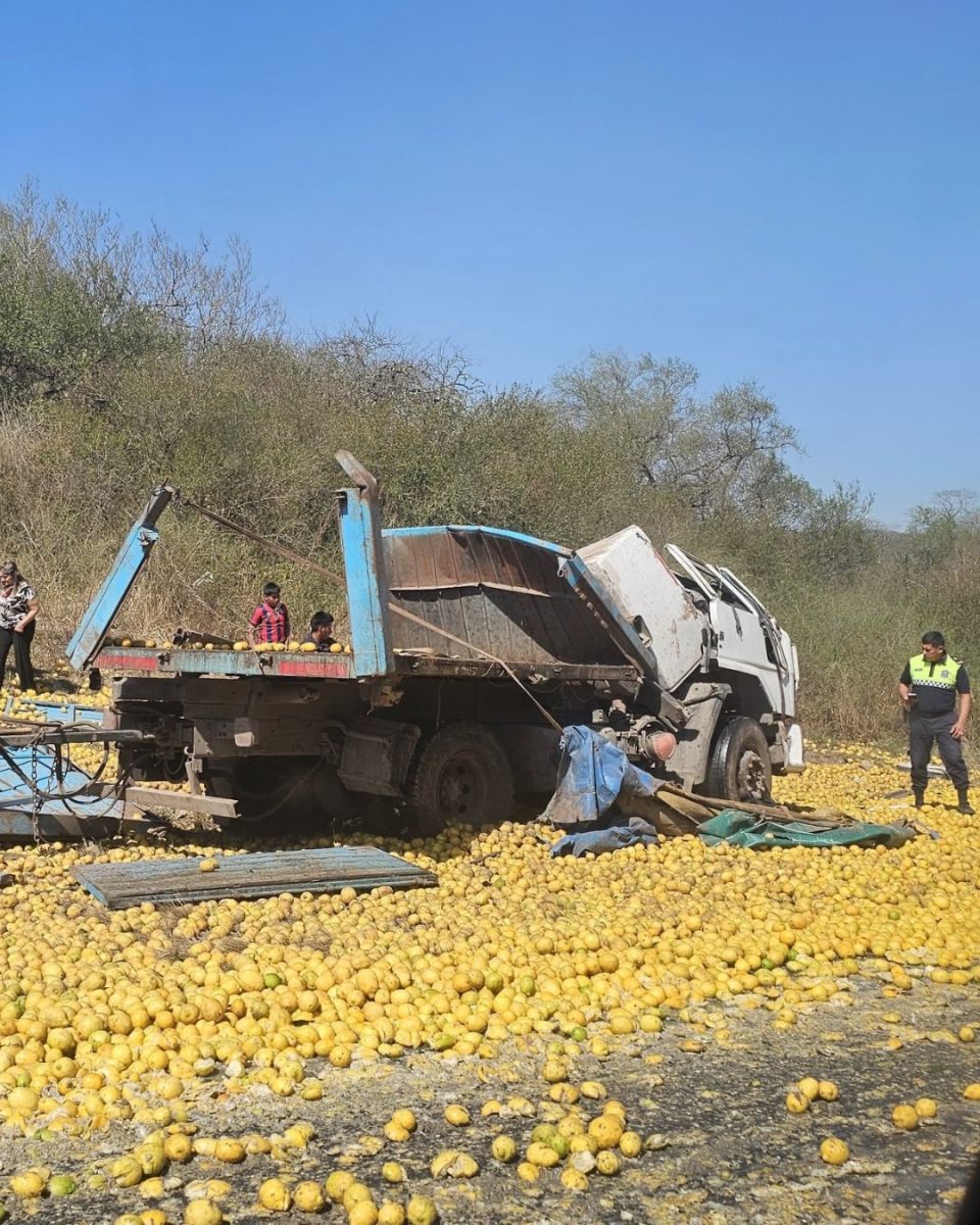Volcó un camión en la Cuesta del 25 y los limones quedaron desparramados en la ruta