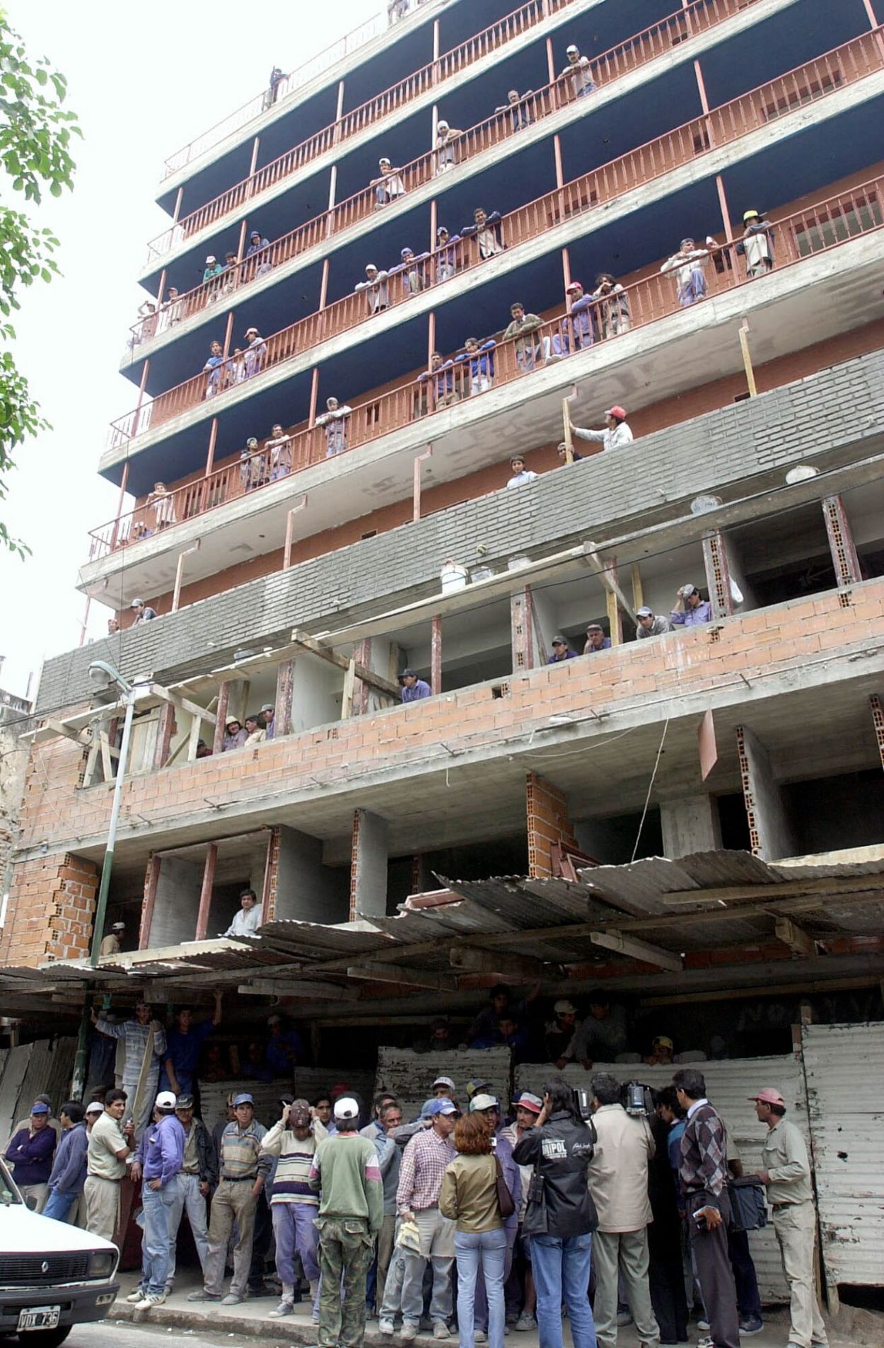 Recuerdos fotográficos: 2002. El edificio en obra clausurado tres veces en un mes