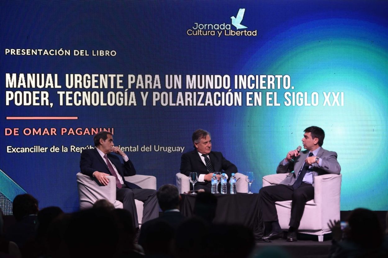 PANEL. Jorge Daniel Brahim y Daniel Dessein acompañaron a Paganini.