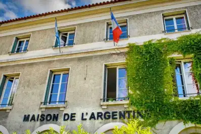 Califican como una “minidictadura” el manejo de la Casa Argentina en París