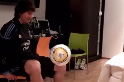 El video inédito de Messi en el Mundial 2010: jueguitos en medias, una rabona y el asombro de sus compañeros
