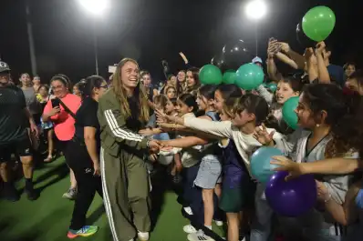 Victoria Sauze volvió a casa: las fotos del emotivo homenaje en Tucumán Rugby