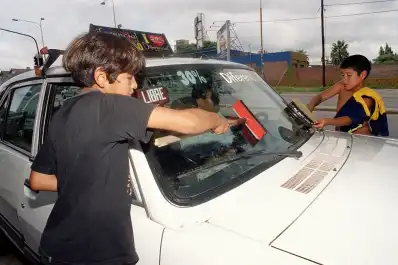 Recuerdos fotográficos: unos 15.000 niños tucumanos vivían y trabajaban en las calles en 1999