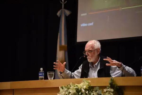 “Javier Milei es lo que ves; tómalo o déjalo”, sugiere el economista Juan Carlos De Pablo
