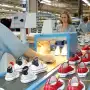 La empresa brasileña que fabricaba zapatillas Converse despidió a todos sus operarios y dejó de producir en Argentina