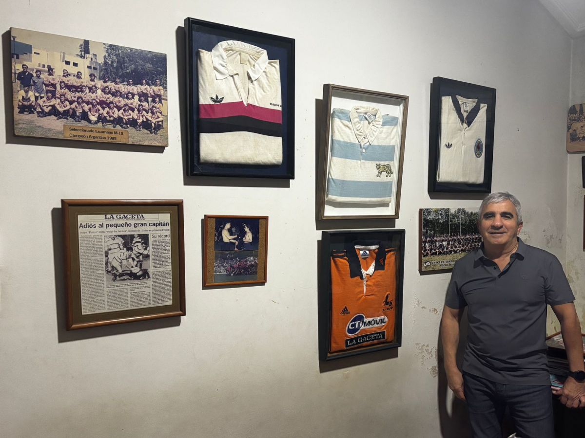 VIAJE AL PASADO. En su casa, Merlo tiene encuadradas todas las camisetas históricas que recorrieron su carrera. Entre ellas, resaltan la que recibió de Porta en el Argentino de 1985 y la que utilizó con Los Pumas.
