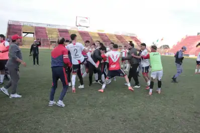 Del gol agónico a los incidentes: Tucumán Central descendió en Resistencia