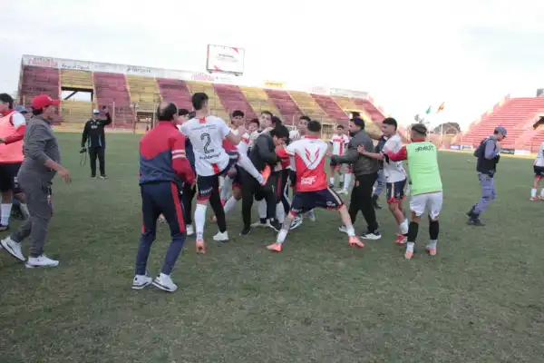 Del gol agónico a los incidentes: Tucumán Central descendió en Resistencia