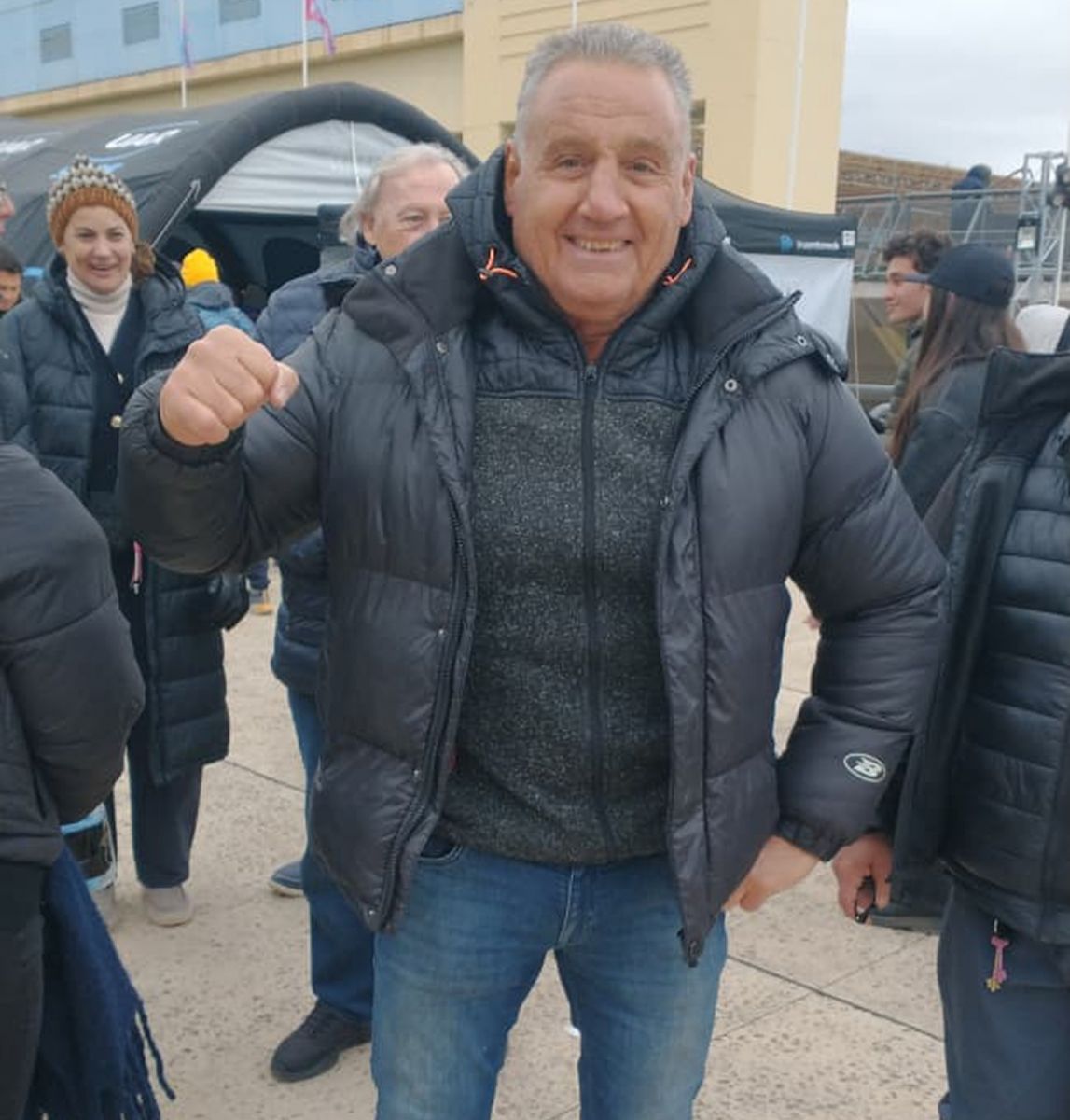 REFERENTE. Serafín Dengra recibió el cariño de los hinchas, posó para las fotos y volvió a sentirse cerca de sus años como jugador. 