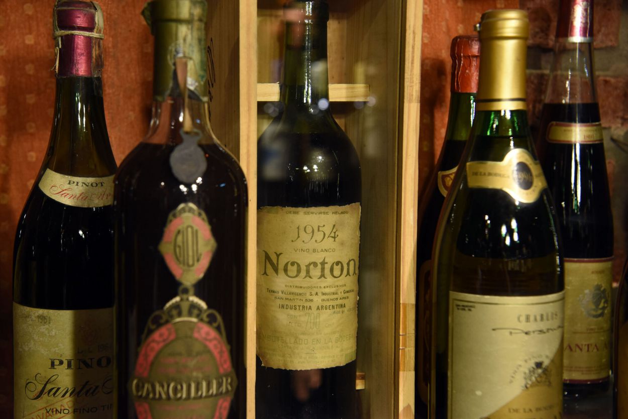 UN HALLAZGO. Botella de 1954, año de nacimiento del “Vasquito”.