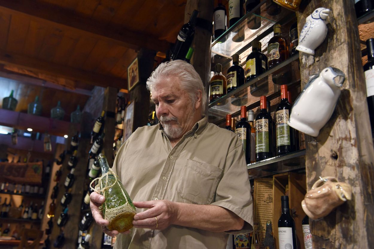 RELIQUIA FAMILIAR. Esa botella tiene unos 120 años y vino de Tres Arroyos. Ocupa un lugar preferencial.