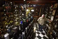 Uno de los secretos mejor guardados de Tucumán: el museo privado con 5.000 botellas de vino