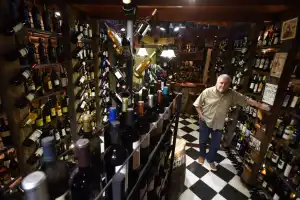Uno de los secretos mejor guardados de Tucumán: el museo privado con 5.000 botellas de vino