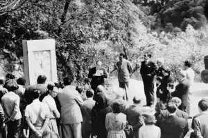 Recuerdos fotográficos: 1958. Los restos de Pablo Rojas Paz descansan en una curva del camino a San Javier