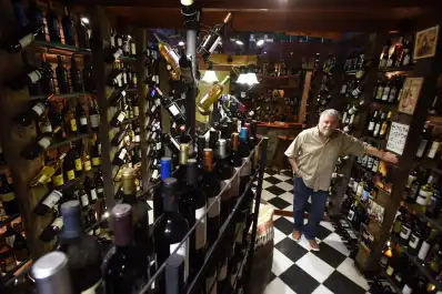 Uno de los secretos mejor guardados de Tucumán: el museo privado con 5.000 botellas de vino