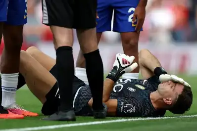 Dibu Martínez recibió una patada en la cara y fue figura pese a la derrota de Chelsea