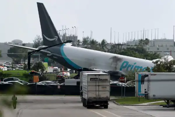 Un avión de carga de Amazon se salió de la pista en el aeropuerto de Miami y arrolló varios vehículos: al menos cinco muertos