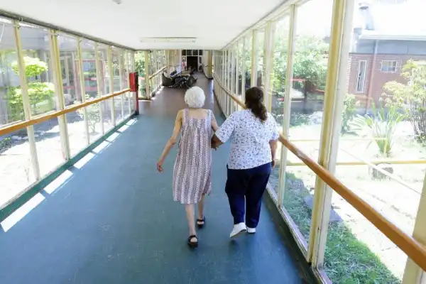 Cuánto gana una cuidadora de personas en septiembre 2026: cuánto vale la hora y cuál es el salario mensual