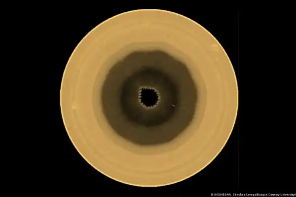 El decágono de Saturno: descubren un colosal misterio geométrico en el polo sur