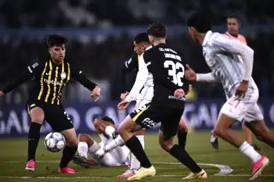 Falcioni le ganó la batalla táctica a Vojvoda y Atlético Tucumán festejó en Avellaneda