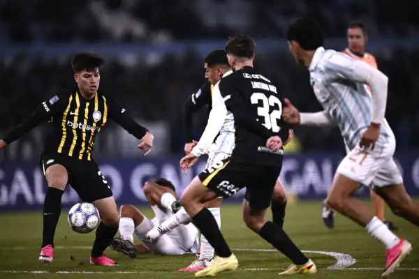 Falcioni le ganó la batalla táctica a Vojvoda y Atlético Tucumán festejó en Avellaneda