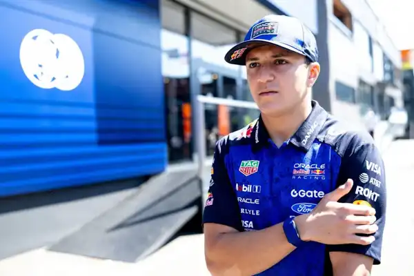 Red Bull confirmó sus pilotos para el GP de España ante la baja de Isack Hadjar