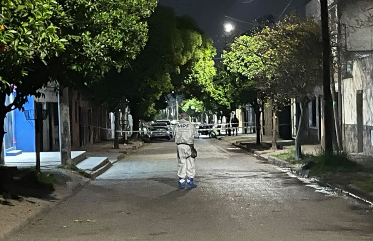 BUSCANDO PRUEBAS. Un sector de Villa Alem se conmocionó por el crimen registrado en la madrugada.