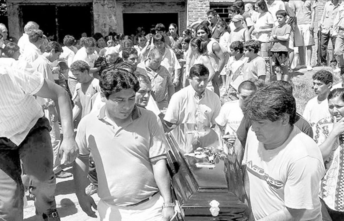 DOLOR POPULAR. Decenas de vecinos de Villa Quinteros despidieron a las víctimas del caso.